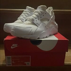 Nike White Minimalist Sneakers with Cushioned Sole